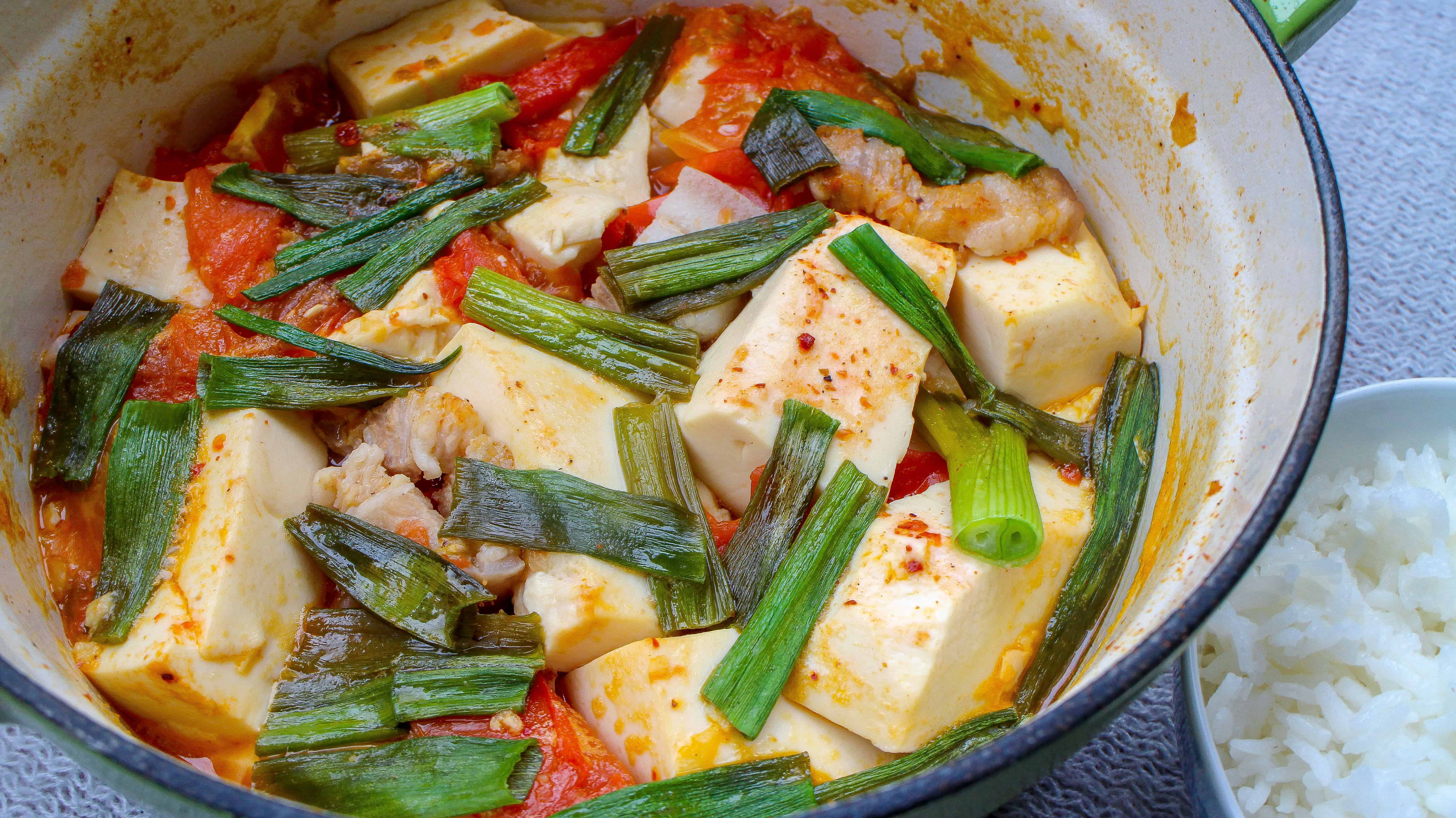 Tofu and pork belly in tomato sauce (đậu hũ sốt cà chua) Bun Bo Bae