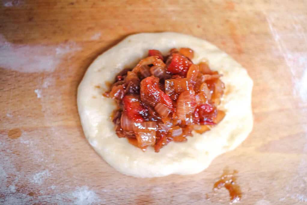 Bun au porc barbecue / Char Siu Bao / Bánh Mì Xá Xíu pâte avec garniture