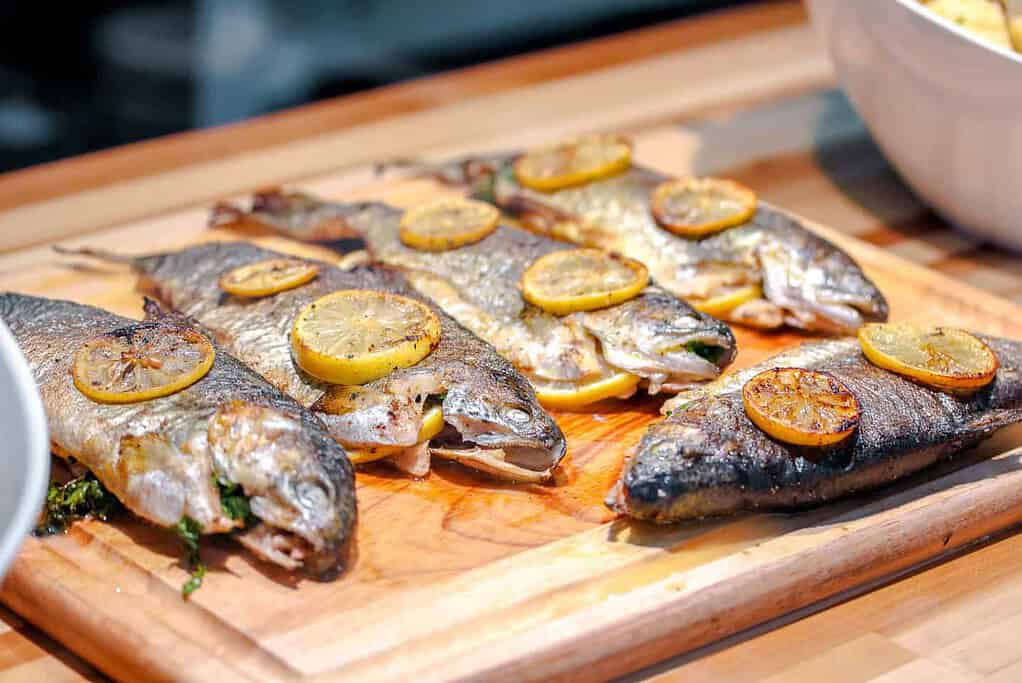 Grilled whole fish with lemon slices 