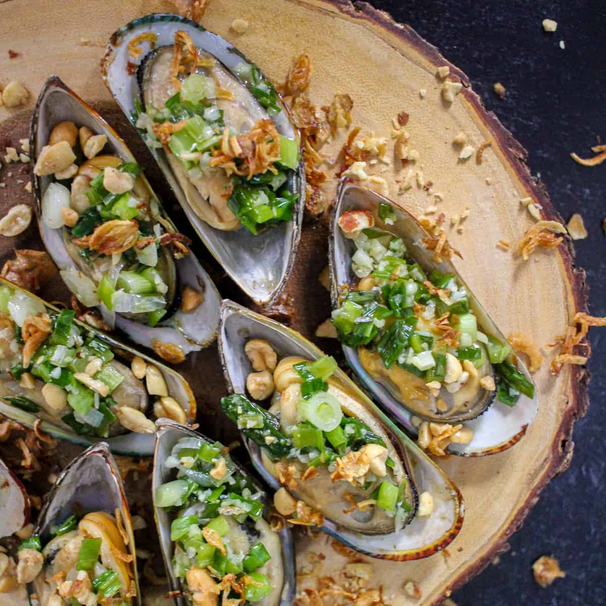 Vietnamese Grilled Scallion Oil Mussels (Chem Chép Nướng Mỡ Hành)